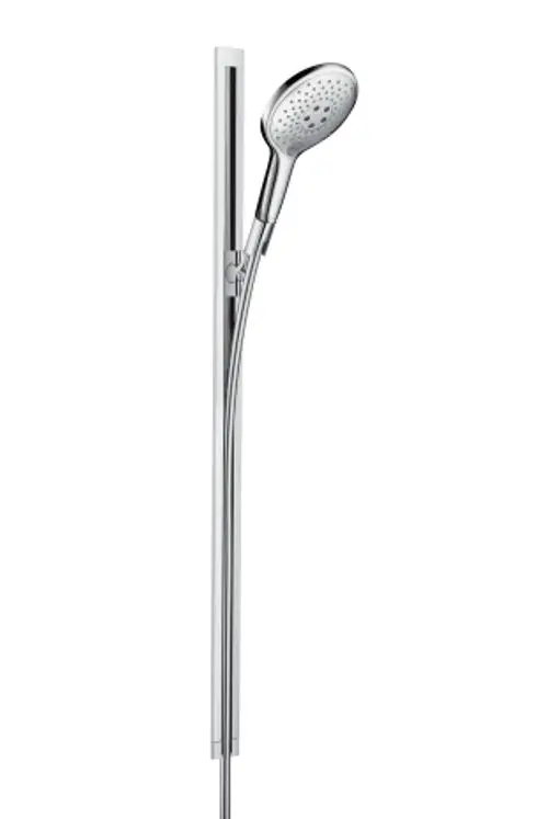 Hansgrohe Duschset mit einer Handbrause und einer Edelstahlstange. Die Oberfläche ist in Chrom gehalten, angeordnet an einer weißen Wand.